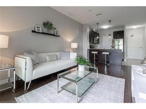 422-33 Whitmer Street, Milton, ON - Indoor Photo Showing Living Room