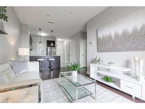 422-33 Whitmer Street, Milton, ON - Indoor Photo Showing Living Room