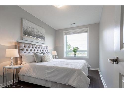 422-33 Whitmer Street, Milton, ON - Indoor Photo Showing Bedroom