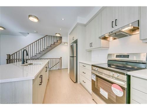 1205 Poppy Gardens, Oakville, ON - Indoor Photo Showing Kitchen With Upgraded Kitchen