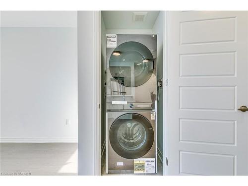 1205 Poppy Gardens, Oakville, ON - Indoor Photo Showing Laundry Room