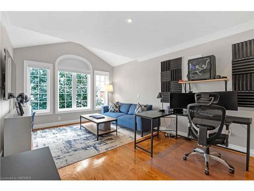 1533 Pinery Crescent, Oakville, ON - Indoor Photo Showing Living Room