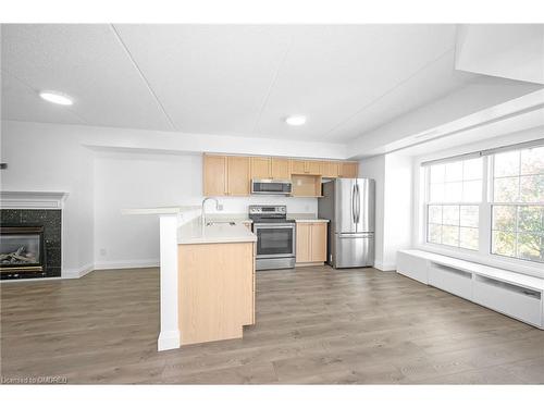 311-1470 Bishops Gate, Oakville, ON - Indoor Photo Showing Kitchen