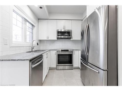 42-02-2420 Baronwood Drive, Oakville, ON - Indoor Photo Showing Kitchen With Upgraded Kitchen