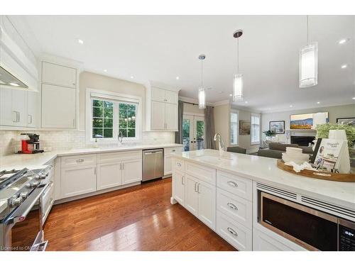 3021 Woodland Park Drive, Burlington, ON - Indoor Photo Showing Kitchen With Upgraded Kitchen