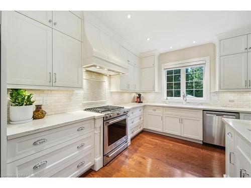 3021 Woodland Park Drive, Burlington, ON - Indoor Photo Showing Kitchen With Upgraded Kitchen