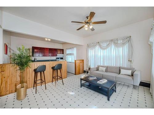 B-950 Barton Street E, Hamilton, ON - Indoor Photo Showing Living Room