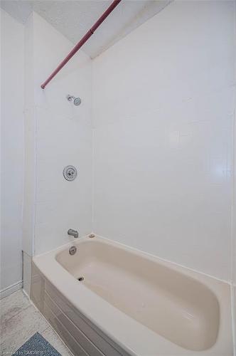 B-950 Barton Street E, Hamilton, ON - Indoor Photo Showing Bathroom