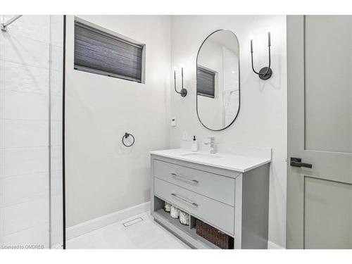 114 Reding Road, Ancaster, ON - Indoor Photo Showing Bathroom