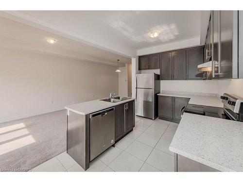 86-166 Deerpath Drive, Guelph, ON - Indoor Photo Showing Kitchen With Double Sink