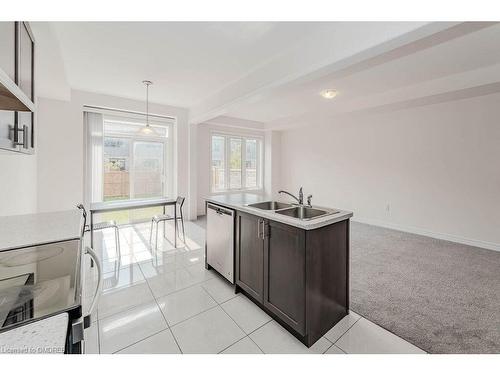 86-166 Deerpath Drive, Guelph, ON - Indoor Photo Showing Kitchen With Double Sink