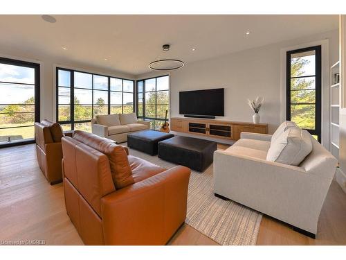 6583 Twiss Road, Burlington, ON - Indoor Photo Showing Living Room