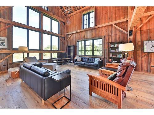 6583 Twiss Road, Burlington, ON - Indoor Photo Showing Living Room