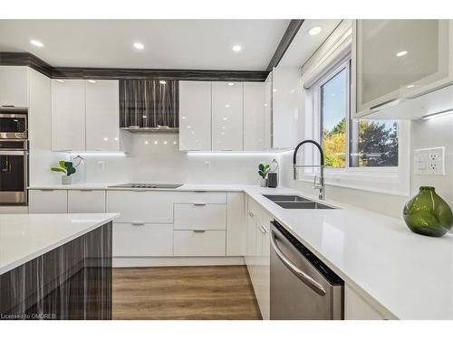 91 Oneida Boulevard, Hamilton, ON - Indoor Photo Showing Kitchen With Double Sink With Upgraded Kitchen