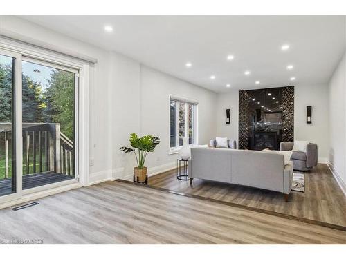 91 Oneida Boulevard, Hamilton, ON - Indoor Photo Showing Living Room