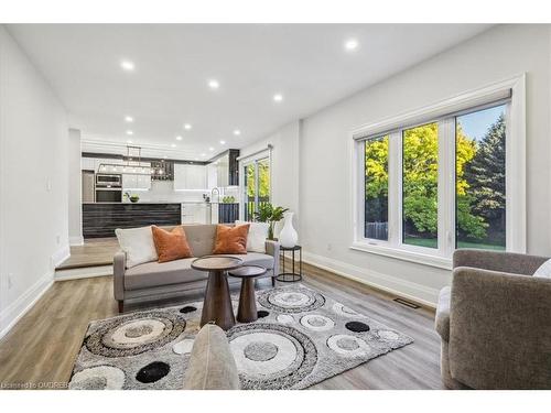 91 Oneida Boulevard, Hamilton, ON - Indoor Photo Showing Living Room