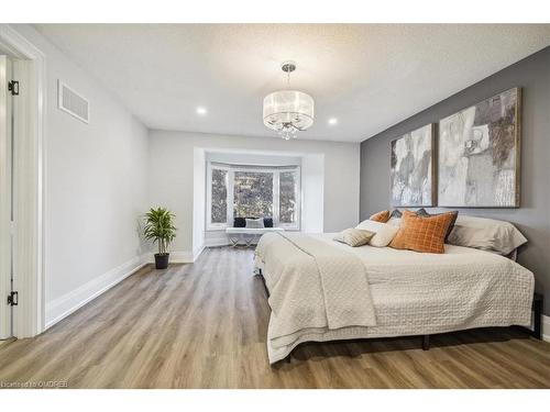 91 Oneida Boulevard, Hamilton, ON - Indoor Photo Showing Bedroom