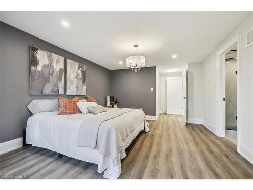 91 Oneida Boulevard, Hamilton, ON - Indoor Photo Showing Bedroom