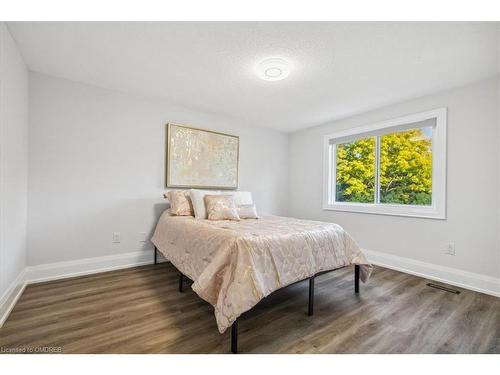 91 Oneida Boulevard, Hamilton, ON - Indoor Photo Showing Bedroom