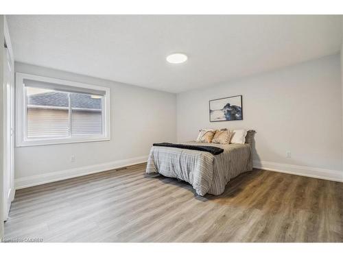 91 Oneida Boulevard, Hamilton, ON - Indoor Photo Showing Bedroom