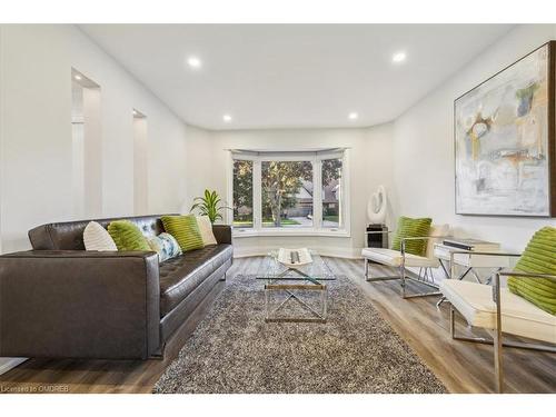 91 Oneida Boulevard, Hamilton, ON - Indoor Photo Showing Living Room