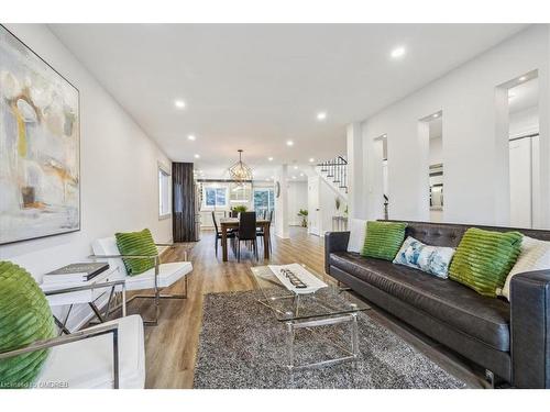 91 Oneida Boulevard, Hamilton, ON - Indoor Photo Showing Living Room