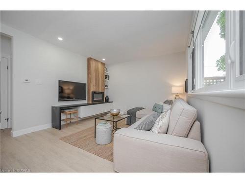 45 Glengrove Avenue, Hamilton, ON - Indoor Photo Showing Living Room