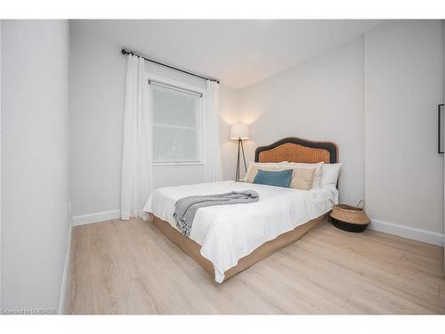 45 Glengrove Avenue, Hamilton, ON - Indoor Photo Showing Bedroom