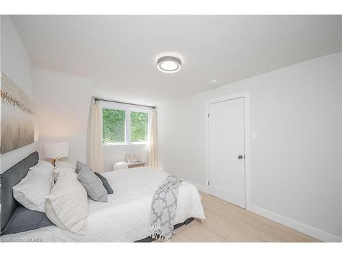 45 Glengrove Avenue, Hamilton, ON - Indoor Photo Showing Bedroom