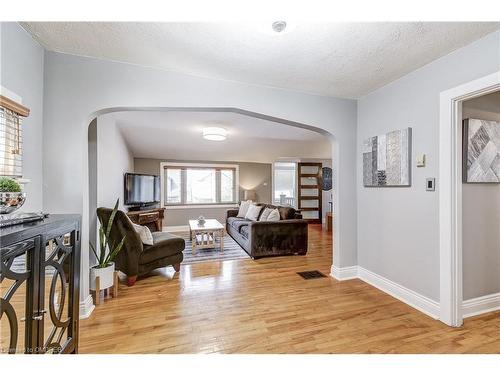 183 Rosslyn Avenue S, Hamilton, ON - Indoor Photo Showing Living Room