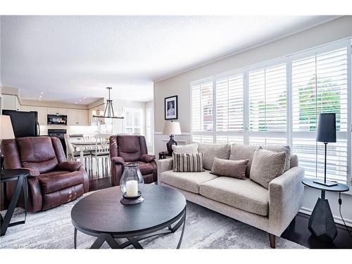 2058 Grand Boulevard, Oakville, ON - Indoor Photo Showing Living Room