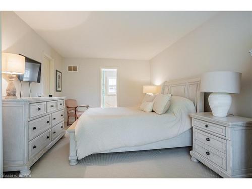 2058 Grand Boulevard, Oakville, ON - Indoor Photo Showing Bedroom