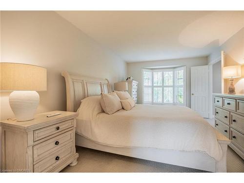 2058 Grand Boulevard, Oakville, ON - Indoor Photo Showing Bedroom