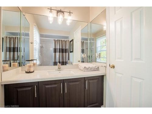 2058 Grand Boulevard, Oakville, ON - Indoor Photo Showing Bathroom