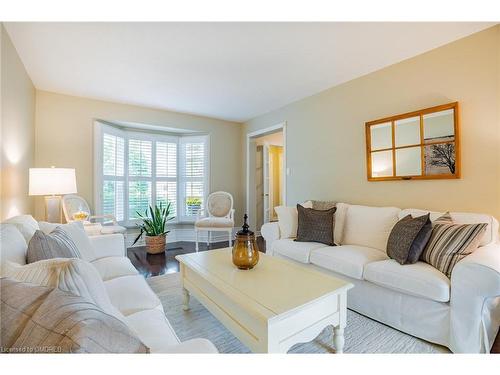 2058 Grand Boulevard, Oakville, ON - Indoor Photo Showing Living Room