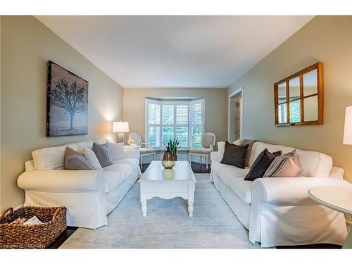 2058 Grand Boulevard, Oakville, ON - Indoor Photo Showing Living Room