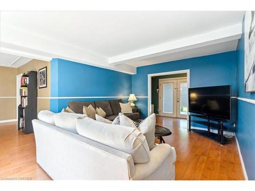 2076 Churchill Avenue, Burlington, ON - Indoor Photo Showing Living Room