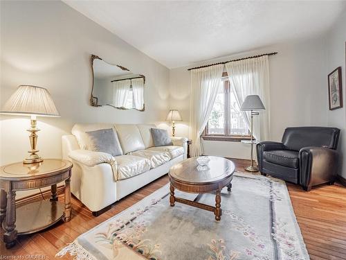 40 Grattan Street, North York, ON - Indoor Photo Showing Living Room