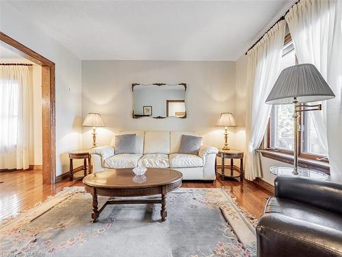 40 Grattan Street, North York, ON - Indoor Photo Showing Living Room