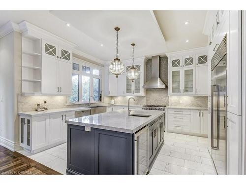 1035 Truman Avenue, Oakville, ON - Indoor Photo Showing Kitchen With Upgraded Kitchen