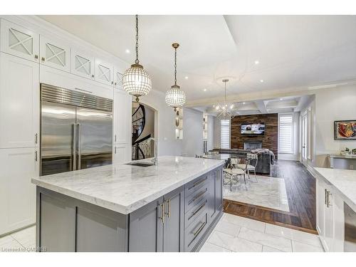 1035 Truman Avenue, Oakville, ON - Indoor Photo Showing Kitchen With Upgraded Kitchen