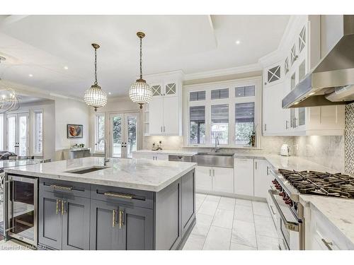 1035 Truman Avenue, Oakville, ON - Indoor Photo Showing Kitchen With Upgraded Kitchen