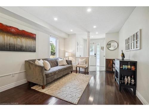 5429 Robjen Road, Burlington, ON - Indoor Photo Showing Living Room