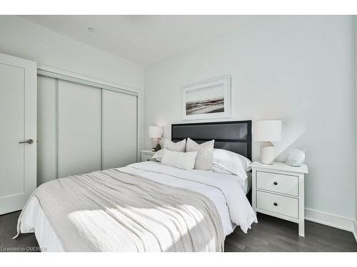 Gr36-1575 Lakeshore Road W, Mississauga, ON - Indoor Photo Showing Bedroom