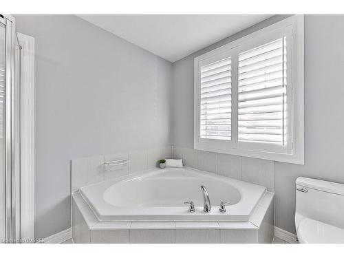 20 Cutts Crescent, Binbrook, ON - Indoor Photo Showing Bathroom