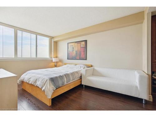 904-1360 Rathburn Road E, Mississauga, ON - Indoor Photo Showing Bedroom