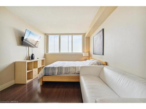 904-1360 Rathburn Road E, Mississauga, ON - Indoor Photo Showing Bedroom