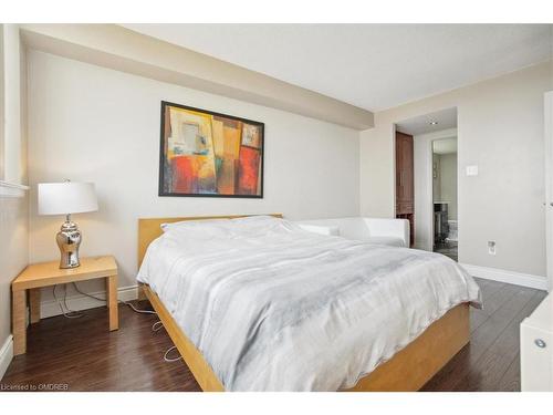 904-1360 Rathburn Road E, Mississauga, ON - Indoor Photo Showing Bedroom