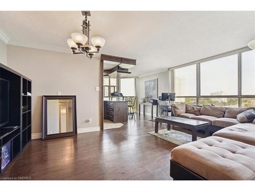 904-1360 Rathburn Road E, Mississauga, ON - Indoor Photo Showing Living Room