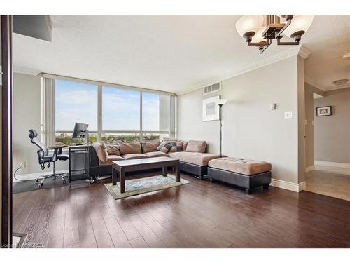 904-1360 Rathburn Road E, Mississauga, ON - Indoor Photo Showing Living Room